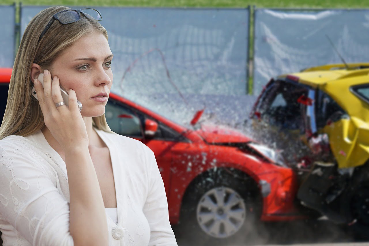 Servicios car crash, phone call, woman-6243099.jpg