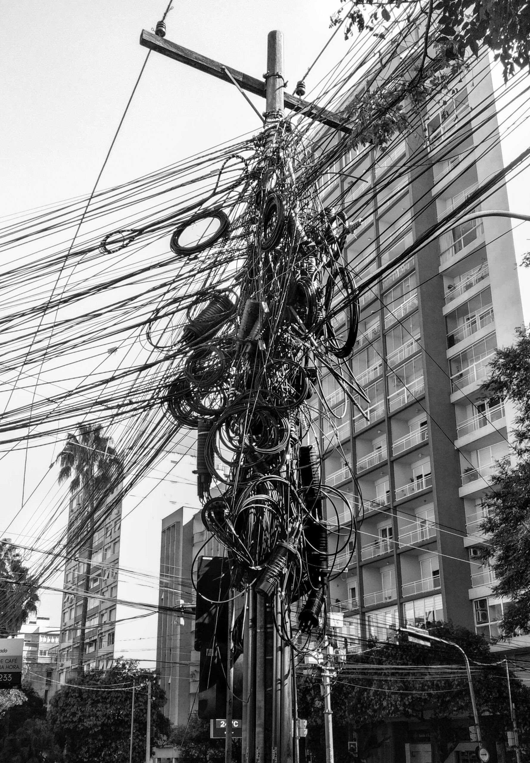Ley "Chao Cables": El país atrapado bajo 2.000 kilómetros de escombro urbano Ley "Chao Cables": El país atrapado bajo 2.000 kilómetros de escombro urbano